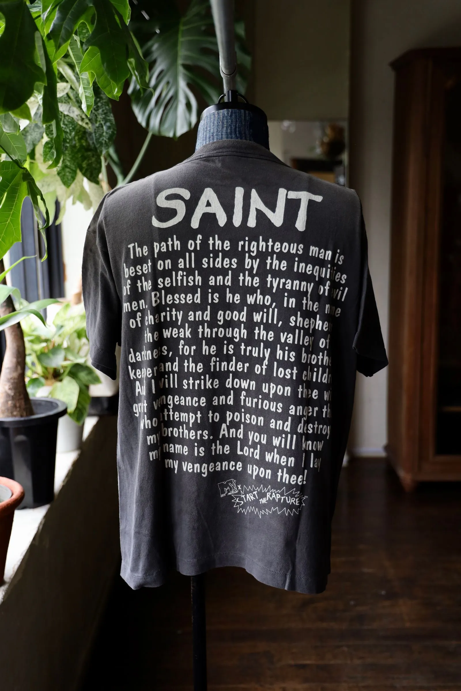 SAINT Mxxxxxx RAPTURE SS TEE/BLK Beavis and Butt-Head anime character TEE. Washed black S-XL. The print is from the characters of the American classic animation "Beavis and Butt-Head". It also pays tribute to the two classic killer characters in "Pulp Fiction". It is very witty and humorous. The whole garment is washed again.
